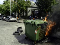 neuquen: reprimen a trabajadores estatales que protestaban contra despidos neuquen: reprimen a trabajadores estatales que protestaban contra despidos