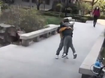 China: el emotivo momento en que dos amigos se encuentran después de tres meses de cuarentena en Beijing