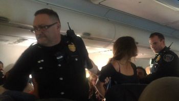 una mujer beso y golpeo a una azafata en pleno vuelo y se la llevaron detenida una mujer beso y golpeo a una azafata en pleno vuelo y se la llevaron detenida