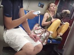 VIDEO: Una mujer fue escrachada maltratando salvajemente a su perro