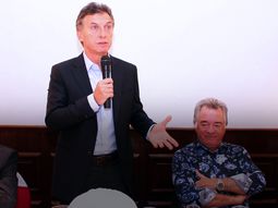 De izquierda a derecha: Ezequiel Sabor (viceministro de Trabajo desplazado), Macri y Luis Barrionuevo