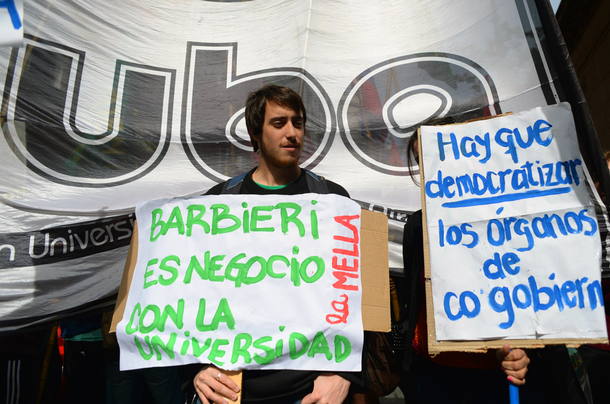 Tensión entre estudiantes y la policía en el rectorado de la UBA