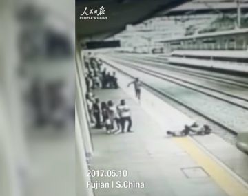 La empleada reaccionó rápido y salvó a la joven