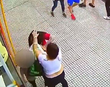 La agresora reaccionó con furia contra la joven empleada, hija de la dueña del local