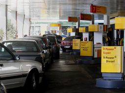 largas filas para cargar combustible por el paro de camioneros largas filas para cargar combustible por el paro de camioneros
