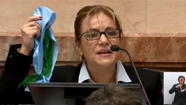 La senadora Boyadjian mostró los dos pañuelos durante el debate por el aborto