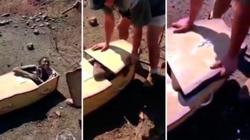 Un hombre obligó a otro -de tez negra- a meterse en un cajón en Sudáfrica. Un hombre obligó a otro -de tez negra- a meterse en un cajón en Sudáfrica.