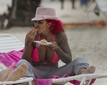 A Jodie la atacó el hambre en la playa