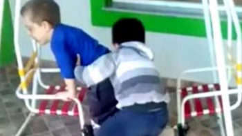 solidaridad en el jardin: todos los dias ayuda a su companerito a subir a la hamaca solidaridad en el jardin: todos los dias ayuda a su companerito a subir a la hamaca