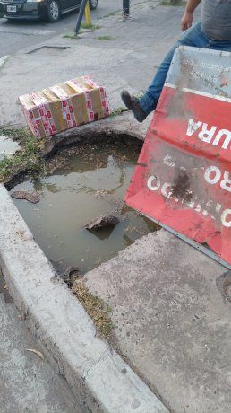 Bahía Blanca: una madre y su beba cayeron al pozo de una cloaca y se salvaron de milagro