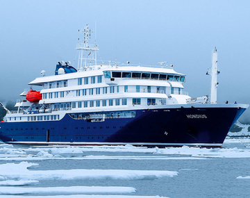 El MV Hondius rumbo a Tenerife.