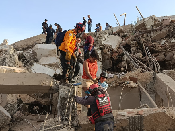 Equipos de rescate buscan sobrevivientes entre los escombros tras los terremotos Equipos de rescate buscan sobrevivientes entre los escombros tras los terremotos