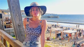 video viral: una notera de tn se quiso llevar una bikini y la corrieron por la calle video viral: una notera de tn se quiso llevar una bikini y la corrieron por la calle