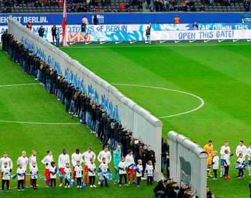 Emotiva conmemoración del fútbol por los 30 años de la caída del Muro de Berlín
