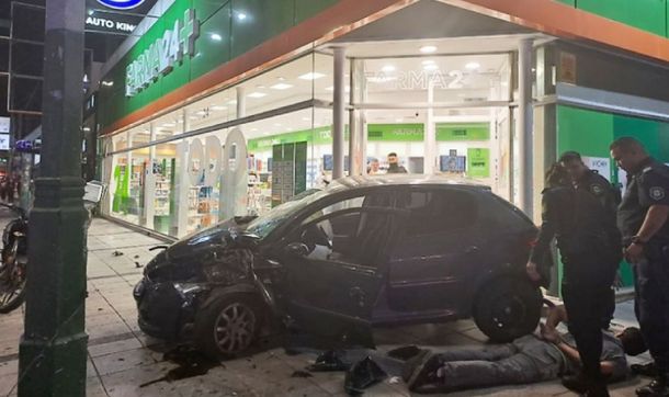 Banfield: tras robar un auto, dos delincuentes acabaron incrustados en una farmacia
