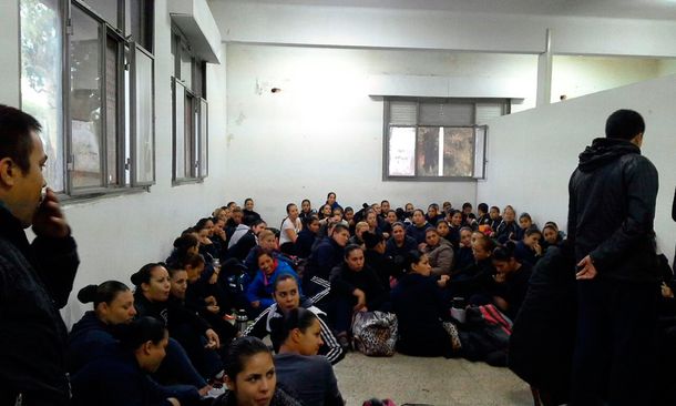 Aspirantes de la Policía Local de Quilmes estudian hacinados y en el piso