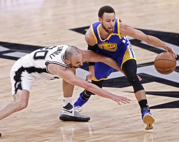 La lucha mano a mano entre Manu y Stephen Curry, la estrella de los Warriors