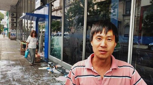 El dueño de un supermercado protestó por los cortes de luz