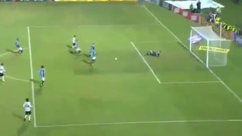 ¿el blooper del ano? un defensor quiso despejarla y termino de la peor manera ¿el blooper del ano? un defensor quiso despejarla y termino de la peor manera