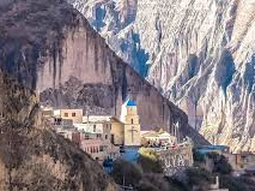 El pueblo rodeado por ríos, colgado de las montañas y con pocos habitantes