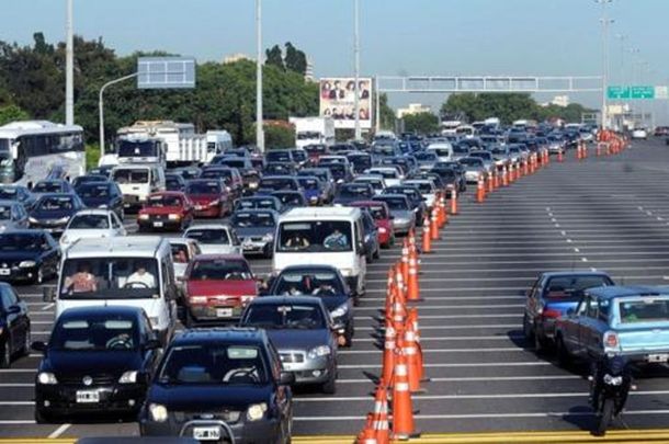 Éxodo turístico: más de 2.000 autos circulan por hora hacia la Costa