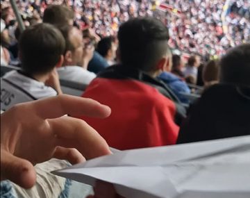 El viral del avioncito de papel que hizo un gol
