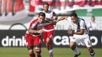 Driussi, intentando arrancar ante la marca de un rival Driussi, intentando arrancar ante la marca de un rival