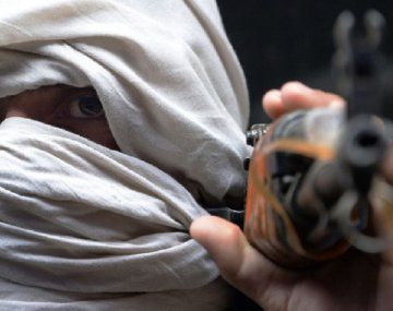 Caos en el aeropuerto de Kabul mientras miles de afganos intentan huir de los talibanes