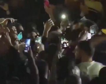Militantes de Manuel Adorni y Javier Milei le robaron el celular a un periodista de LN+ en plena cobertura