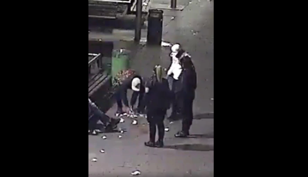 mar del plata: camaras toman dos jovenes tirando basura en la peatonal y la policia los obliga a levantarla