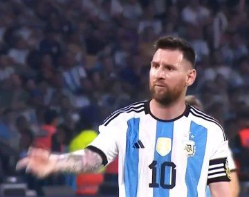 El reto de Lionel Messi a un alcanzapelotas durante el partido ante Curazao 