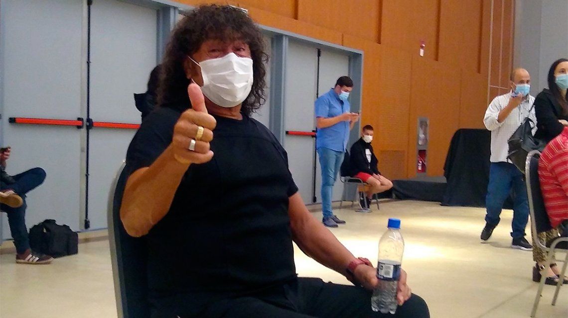 la Mona Jiménez sacó turno, hizo fila y se vacunó contra el coronavirus la Mona Jiménez sacó turno, hizo fila y se vacunó contra el coronavirus