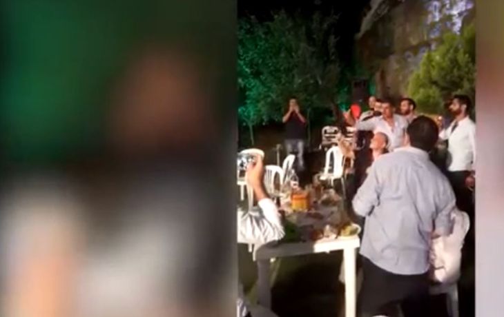 Disparó una AK-47 en su boda y le pegó al fotógrafo