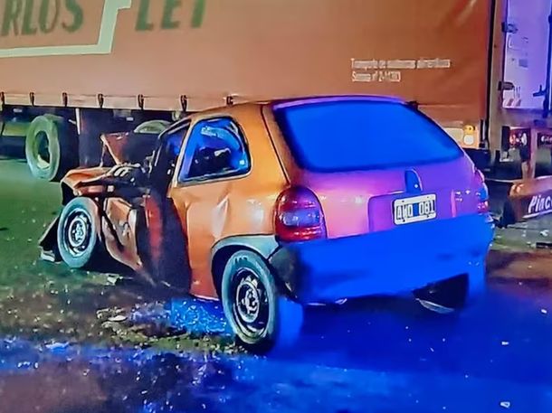 Brutal accidente en la General Paz: un auto terminó incrustado debajo de un camión