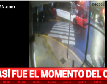 Así fue el choque entre el colectivo y el patrullero que terminó adentro de una pizzería