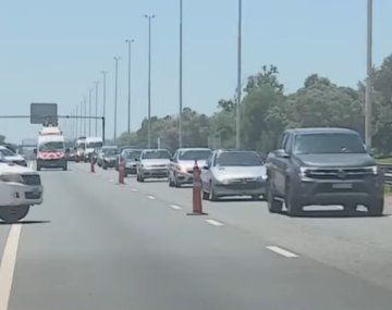Autopista Ezeiza-Cañuelas con tránsito reducido por el incendio y explosión en el Polo Industrial
