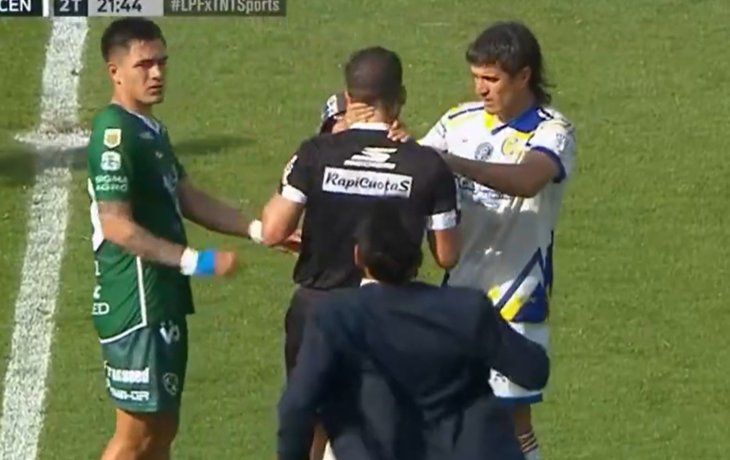 Grave: un hincha de Sarmiento agarró del cuello a Andrés Merlos tras el penal a Central Grave: un hincha de Sarmiento agarró del cuello a Andrés Merlos tras el penal a Central