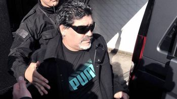 maradona llego a zagreb y no quiso hablar con la prensa porque lo trataron de bo... maradona llego a zagreb y no quiso hablar con la prensa porque lo trataron de bo...