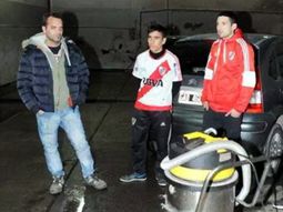 Los tres jóvenes junto al dueño del dinero