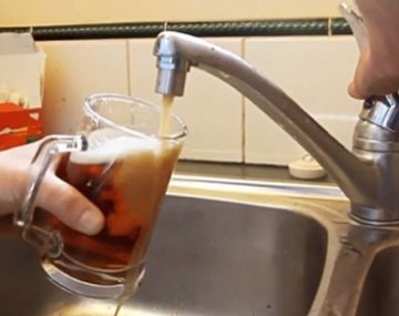 Abrieron la canilla de su casa y salió cerveza