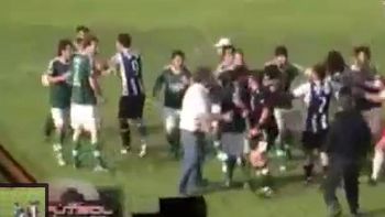 terrible: el hermano de schiavi pateo en la cara a un arbitro terrible: el hermano de schiavi pateo en la cara a un arbitro