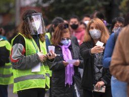 Ciudadanos peruanos votan en la Argentina. (Foto: Télam)