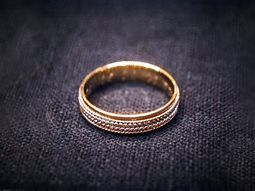 buscan en la web al dueno de esta alianza rescatada del mar buscan en la web al dueno de esta alianza rescatada del mar