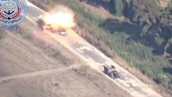 de pelicula: misil exploto su auto y salio caminando de pelicula: misil exploto su auto y salio caminando