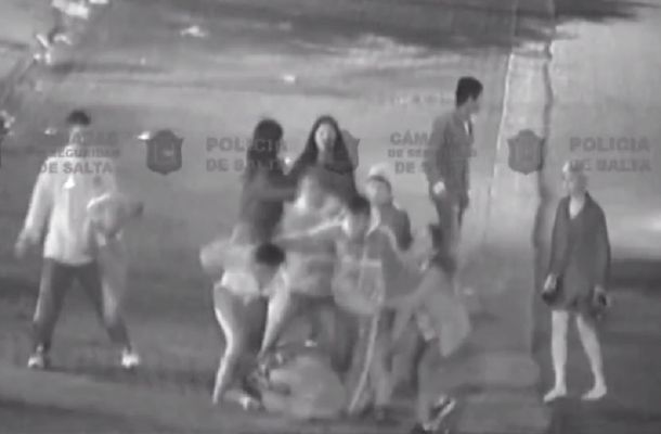 Brutal pelea en Salta: así golpearon varios jóvenes a un chico