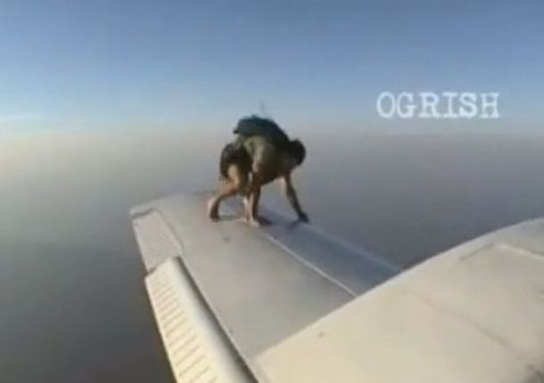 Un paracaidista con mucho coraje se tiró desde un ala del avión