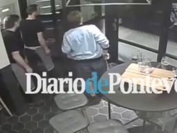 Empleados de un bar salvan a clientes y transeúntes y le impiden la entrada a un terrorista