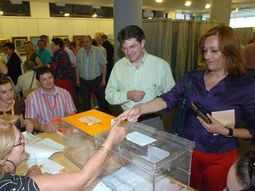 arrancaron las elecciones presidenciales: los argentinos ya votan en espana y sudafrica arrancaron las elecciones presidenciales: los argentinos ya votan en espana y sudafrica