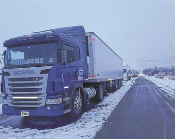 M&aacute;s de 300 camiones se encuentran varados por la nieve en Neuqu&eacute;n