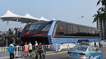 en solo dos meses, china desarrollo el colectivo que pasara por arriba de autos en solo dos meses, china desarrollo el colectivo que pasara por arriba de autos